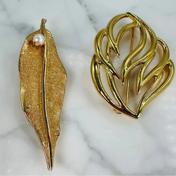 Vintage Leaf Brooches 2 Pins Monet Kramer Signed Gold Tone Pearl - Picture 7 of 11